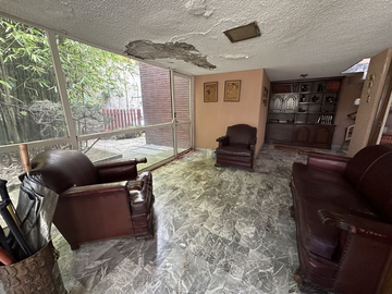 CASA EN LOMAS DE CHAPULTEPEC GANADORA DE PREMIOS EN CALLE SIN VECINOS ENFRENTE