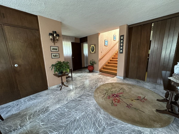 CASA EN LOMAS DE CHAPULTEPEC GANADORA DE PREMIOS EN CALLE SIN VECINOS ENFRENTE
