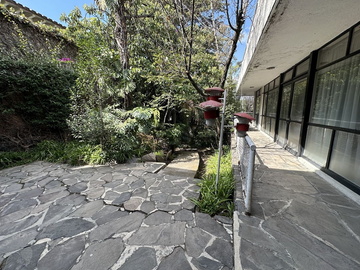 CASA EN LOMAS DE CHAPULTEPEC GANADORA DE PREMIOS EN CALLE SIN VECINOS ENFRENTE