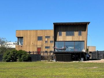 MODERNA CASA EN CONDOMINIO MIRADOR DE MANTAGUA 5 DORMITORIOS 2 BAÑOS