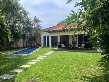 Disfruta a tu familia en esta preciosa casa en Cuernavaca! 3 recs, terraza y alberca privada. Simplemente lo mejor!