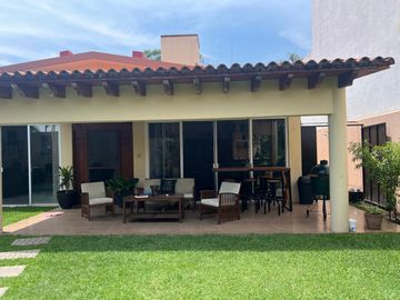 Disfruta a tu familia en esta preciosa casa en Cuernavaca! 3 recs, terraza y alberca privada. Simplemente lo mejor!