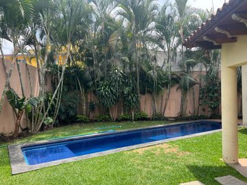 Disfruta a tu familia en esta preciosa casa en Cuernavaca! 3 recs, terraza y alberca privada. Simplemente lo mejor!