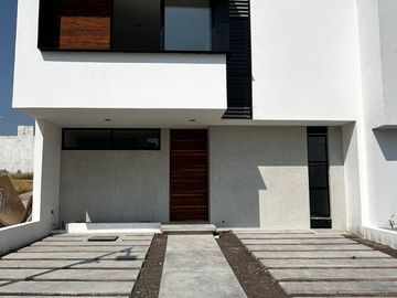 VENTA CASA CON ROOF GARDEN, JARDÍN Y ESTUDIO EN ZEN LIFE II