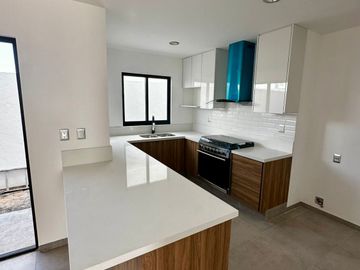 VENTA CASA CON ROOF GARDEN, JARDÍN Y ESTUDIO EN ZEN LIFE II