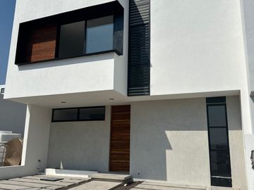 VENTA CASA CON ROOF GARDEN, JARDÍN Y ESTUDIO EN ZEN LIFE II