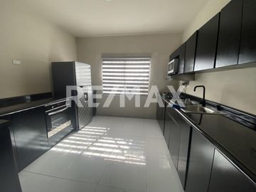 CASA CON 4 ESTUDIOS EN VENTA