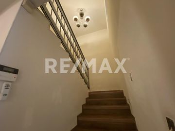 CASA CON 4 ESTUDIOS EN VENTA