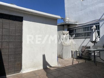 CASA CON 4 ESTUDIOS EN VENTA
