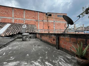 VENTA CASA A DOS CUADRAS DEL PARQUE PRINCIPAL DE VILLAMARIA CON OPCIÓN DE PERMUTA