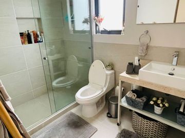🏡 LOFT EN VENTA con diseño moderno y acceso a una casa club que redefine el lujo y la comodidad.