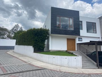 Casa de venta en Tumbaco sector Tola Grande, esquinera, 116m2 de jardín.