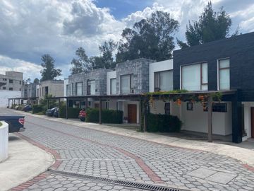 Casa de venta en Tumbaco sector Tola Grande, esquinera, 116m2 de jardín.