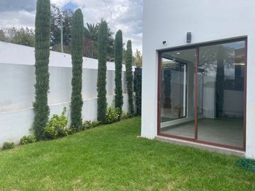 Casa de venta en Tumbaco sector Tola Grande, esquinera, 116m2 de jardín.