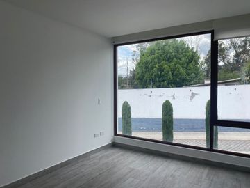 Casa de venta en Tumbaco sector Tola Grande, esquinera, 116m2 de jardín.