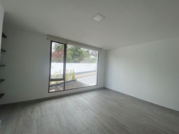 Casa de venta en Tumbaco sector Tola Grande, esquinera, 116m2 de jardín.