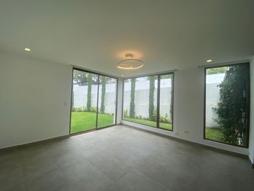 Casa de venta en Tumbaco sector Tola Grande, esquinera, 116m2 de jardín.