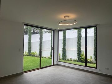 Casa de venta en Tumbaco sector Tola Grande, esquinera, 116m2 de jardín.