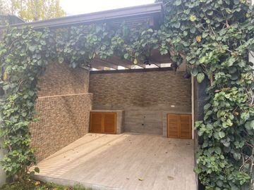 Casa de venta en Tumbaco sector Tola Grande, esquinera, 116m2 de jardín.