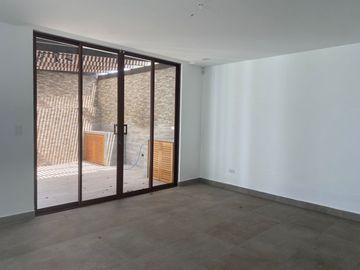 Casa de venta en Tumbaco sector Tola Grande, esquinera, 116m2 de jardín.