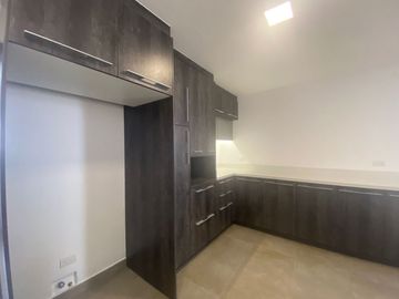 Casa de venta en Tumbaco sector Tola Grande, esquinera, 116m2 de jardín.