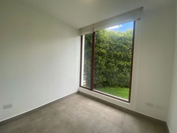 Casa de venta en Tumbaco sector Tola Grande, esquinera, 116m2 de jardín.