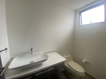 Casa de venta en Tumbaco sector Tola Grande, esquinera, 116m2 de jardín.
