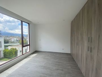 Casa de venta en Tumbaco sector Tola Grande, esquinera, 116m2 de jardín.