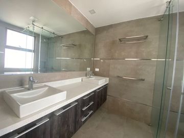 Casa de venta en Tumbaco sector Tola Grande, esquinera, 116m2 de jardín.