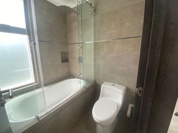 Casa de venta en Tumbaco sector Tola Grande, esquinera, 116m2 de jardín.