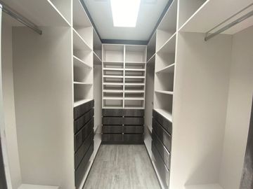 Casa de venta en Tumbaco sector Tola Grande, esquinera, 116m2 de jardín.