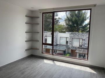 Casa de venta en Tumbaco sector Tola Grande, esquinera, 116m2 de jardín.