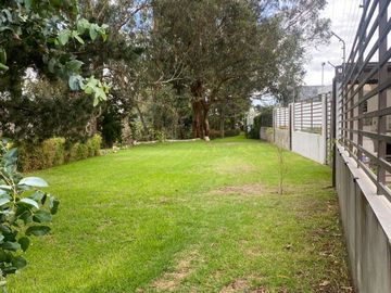 Casa de venta en Tumbaco sector Tola Grande, esquinera, 116m2 de jardín.