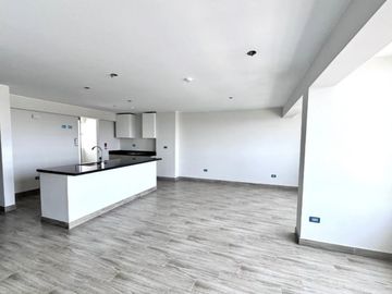 Venta de Moderno y Amplio Dpto. en Surco
