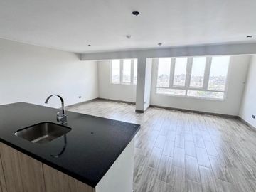 Venta de Moderno y Amplio Dpto. en Surco