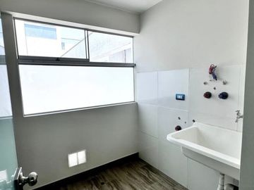 Venta de Moderno y Amplio Dpto. en Surco