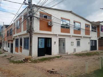 VENTA DE CASA CON RENTA EN MELGAR CON TRES APARTA ESTUDIOS Y UN PARTAMENTO - BARRIO VILLA SOFIA