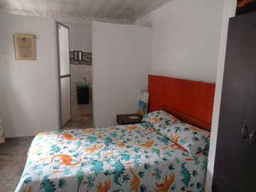 VENTA DE CASA CON RENTA EN MELGAR CON TRES APARTA ESTUDIOS Y UN PARTAMENTO - BARRIO VILLA SOFIA