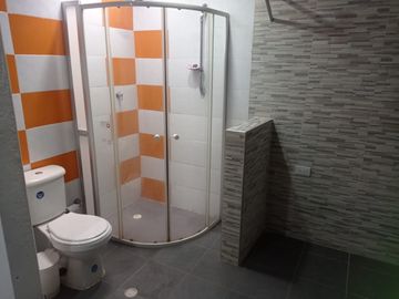 VENTA DE CASA CON RENTA EN MELGAR CON TRES APARTA ESTUDIOS Y UN PARTAMENTO - BARRIO VILLA SOFIA