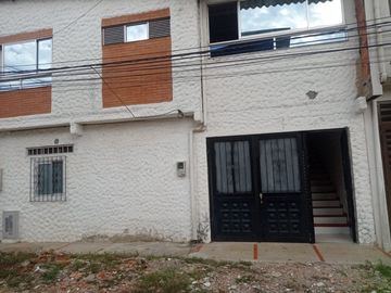 VENTA DE CASA CON RENTA EN MELGAR CON TRES APARTA ESTUDIOS Y UN PARTAMENTO - BARRIO VILLA SOFIA