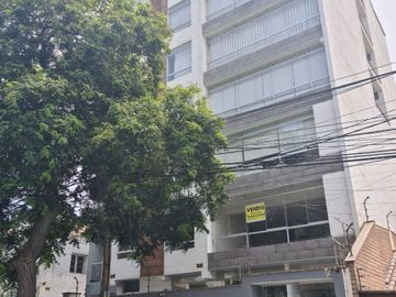 Depa en venta en Av. Dos de Mayo entre La Mar y Comandante Espinar en Miraflores con vista a la calle