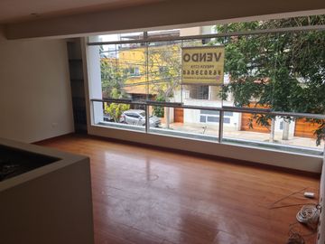 Depa en venta en Av. Dos de Mayo entre La Mar y Comandante Espinar en Miraflores con vista a la calle