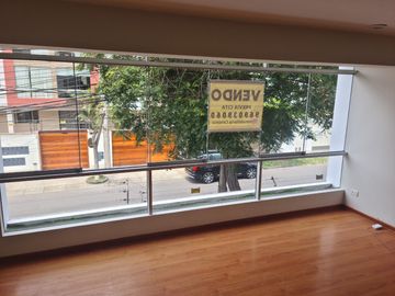 Depa en venta en Av. Dos de Mayo entre La Mar y Comandante Espinar en Miraflores con vista a la calle