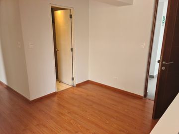 Depa en venta en Av. Dos de Mayo entre La Mar y Comandante Espinar en Miraflores con vista a la calle