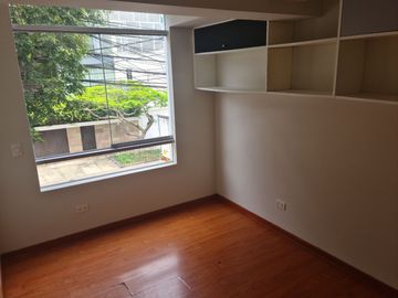 Depa en venta en Av. Dos de Mayo entre La Mar y Comandante Espinar en Miraflores con vista a la calle