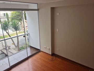 Depa en venta en Av. Dos de Mayo entre La Mar y Comandante Espinar en Miraflores con vista a la calle
