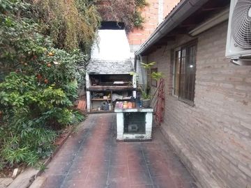VENTA CASA 5 AMBIENTES CON PATIO Y COCHERA - ITUZAINGO