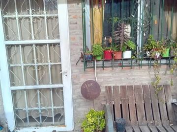VENTA CASA 5 AMBIENTES CON PATIO Y COCHERA - ITUZAINGO