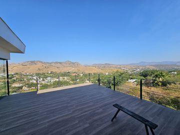 LAS CAÑADAS CASA EN VENTA SEMINUEVA CON ESPECTACULAR VISTA