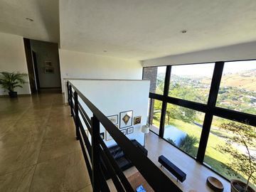 LAS CAÑADAS CASA EN VENTA SEMINUEVA CON ESPECTACULAR VISTA